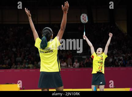 Muralitharan Thinaah et Koong le PEarly Tan de Malaisie célèbrent après avoir remporté l'or au double badminton des femmes au NEC le 11 e jour des Jeux du Commonwealth de 2022 à Birmingham. Date de la photo: Lundi 8 août 2022. Banque D'Images