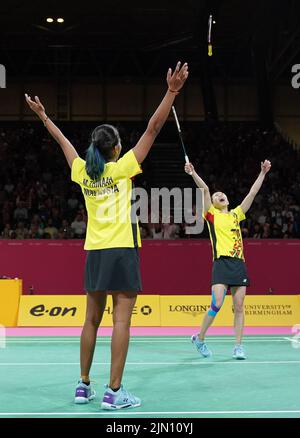 Muralitharan Thinaah et Koong le PEarly Tan de Malaisie célèbrent après avoir remporté l'or au double badminton des femmes au NEC le 11 e jour des Jeux du Commonwealth de 2022 à Birmingham. Date de la photo: Lundi 8 août 2022. Banque D'Images