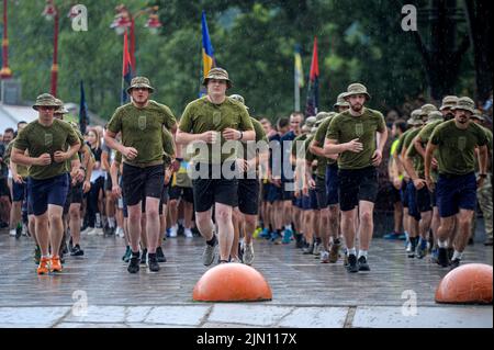 Non exclusif: KIEV, UKRAINE - 05 AOÛT 2022 - les participants courent pendant la course 'I Run for Azovstal' pour commémorer les prisonniers de guerre ukrainiens tués dans le Banque D'Images