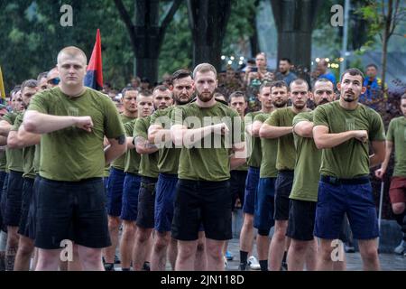 Non exclusif: KIEV, UKRAINE - 05 AOÛT 2022 - les participants à l'événement "Je courir pour Azovstal" ont mis les poings à leur coeur pour commémorer la mort des prisonniers de guerre Banque D'Images