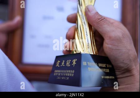 (220808) -- XINJIANG, 8 août 2022 (Xinhua) -- photo prise sur 14 juin 2022 montre un trophée pour le parapente attribué à Chen Ruifeng. Né à Xinjiang, Chen Ruifeng, 52 ans, est un amateur de parapente. Il dit qu'il a l'impression d'avoir ses propres ailes quand le parapente s'ouvre. En 2016, Chen Ruifeng a commencé à pratiquer le parapente. Plus tard, il a rejoint un club local et a reçu son certificat de vol après son entraînement. En tant qu'amateur de plein air, il s'engage également dans la course à pied, l'alpinisme et l'escalade sur glace. Selon lui, le terrain unique du Xinjiang, comme les montagnes, les steppes et les rivières, Banque D'Images