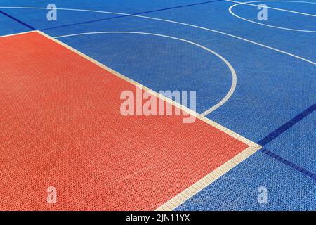 Carrelage en plastique pour terrain de basket-ball extérieur, élément sélectif Banque D'Images