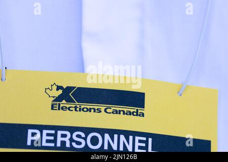 Le logo d'élections Canada est affiché en gros plan sur l'insigne personnel d'un employé du bureau de scrutin d'élections Canada. Banque D'Images