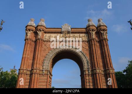 Plan vertical de l'Arc de Triomf à Barcelone Espagne avec beau ciel bleu Banque D'Images