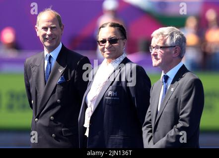 Le comte de Wessex, Prince Edward (à gauche), Hazel Kennedy, membre du conseil d'administration de la Fédération internationale de hockey, et Chris Jenkins, vice-président de la Fédération des Jeux du Commonwealth, avant de remettre les médailles après les matches de médaille de bronze et d'or des hommes au Centre de hockey et de squash de l'Université de Birmingham le 11 e jour des Jeux du Commonwealth de 2022 à Birmingham. Date de la photo: Lundi 8 août 2022. Banque D'Images