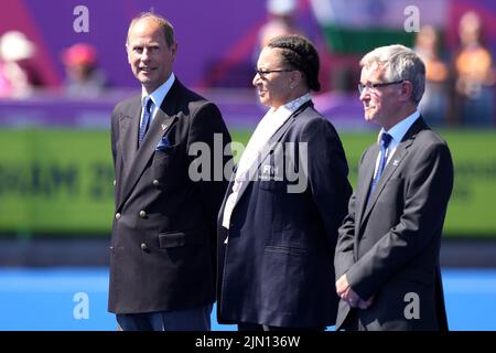 Le comte de Wessex, Prince Edward (à gauche), Hazel Kennedy, membre du conseil d'administration de la Fédération internationale de hockey, et Chris Jenkins, vice-président de la Fédération des Jeux du Commonwealth, avant de remettre les médailles après les matches de médaille de bronze et d'or des hommes au Centre de hockey et de squash de l'Université de Birmingham le 11 e jour des Jeux du Commonwealth de 2022 à Birmingham. Date de la photo: Lundi 8 août 2022. Banque D'Images