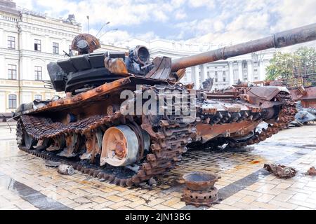 Un char russe rouillé, renversé par l'armée ukrainienne, est exposé sur l'une des places centrales de Kiev. Banque D'Images