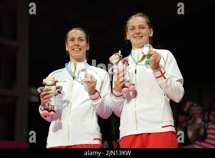 Chloe Birch et Lauren Smith, en Angleterre, ont remporté l'argent au double badminton féminin au NEC le 11 e jour des Jeux du Commonwealth de 2022 à Birmingham. Date de la photo: Lundi 8 août 2022. Banque D'Images