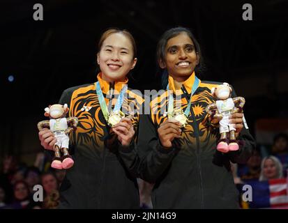 Koong le PEarly Tan de Malaisie et Muralitharan Thinaah après avoir remporté l'or dans le double badminton féminin au NEC le 11 e jour des Jeux du Commonwealth de 2022 à Birmingham. Date de la photo: Lundi 8 août 2022. Banque D'Images