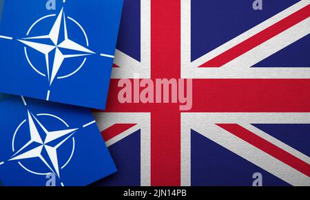 LONDRES, Royaume-Uni - août 2022 : logo de l'alliance militaire de l'Organisation du Traité de l'Atlantique Nord de l'OTAN sur un drapeau britannique Banque D'Images
