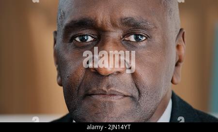 Portrait à l'intérieur triste sérieux mature homme africain dans le visage masculin réussi architecte d'âge moyen patron expert ancien homme d'affaires dirigeant Trader Manager Banque D'Images