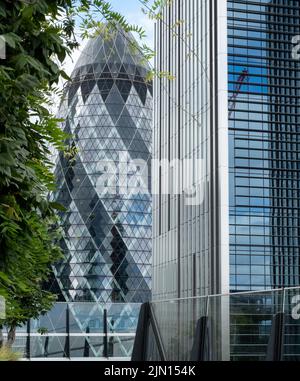 Gherkin Swiss Re Building, 30 St Mary Ax dans le quartier financier de la ville de Londres. Photographié de Fen court Garden, le jardin au 120 Fenchurch St Banque D'Images