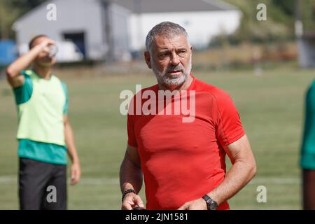 Christian Bracconi, entraîneur en chef de Virton, photographié lors d'une séance de réchauffement avant le photoshoot 2022-2023 du club belge de la Ligue Challenger RE Virton, lundi 08 août 2022 à Virton. BELGA PHOTO BRUNO FAHY Banque D'Images