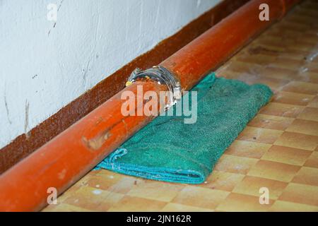 Fixer le raccord sur un tuyau d'eau qui fuit. Mise au point sélective Banque D'Images