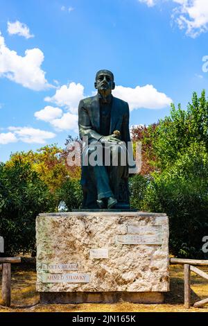 Statue d'Ahmed Shawky. Traduction: 'Le poète arabe Ahmed Shawky 1868 - 1932' Banque D'Images