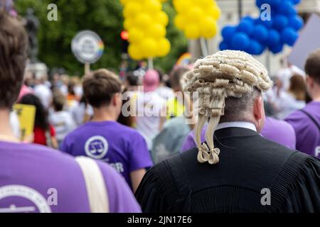 Un avocat fait partie du bloc juridique de la London Pride 2022, vêtu d'une robe et d'une perruque traditionnelles. Banque D'Images