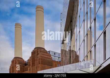 Battersea, Londres, Angleterre, Royaume-Uni - le nouveau développement de Battersea Power Station se reflète dans les fenêtres d'un gratte-ciel adjacent Banque D'Images