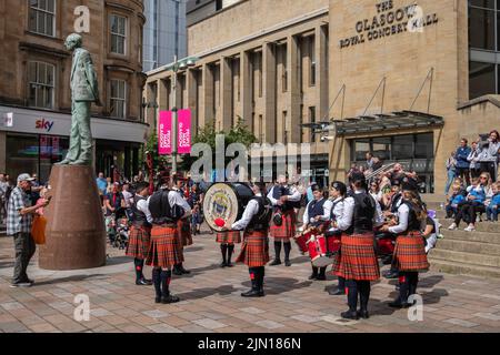 Glasgow, Écosse, Royaume-Uni. 8th août 2022. Govan Schools & Community Pipe Band jouant à Buchanan Street pendant le festival Piping Live. Credit: SKULLY/Alay Live News Banque D'Images