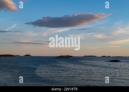 3 juillet 2022. Vue sur les petites îles au large de Barnes Island. Casco Bay, Maine. Banque D'Images