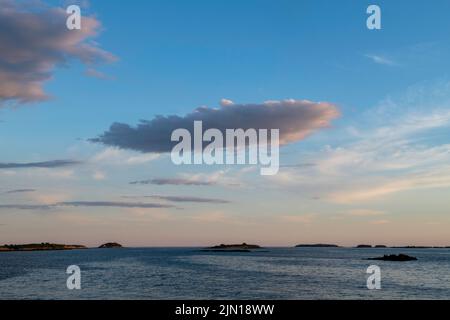 3 juillet 2022. Vue sur les petites îles au large de Barnes Island. Casco Bay, Maine. Banque D'Images