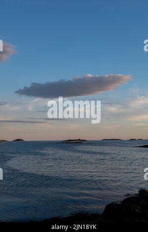 3 juillet 2022. Vue sur les petites îles au large de Barnes Island. Casco Bay, Maine. Banque D'Images