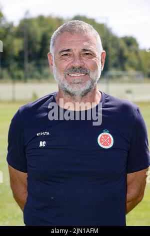 Christian Bracconi, entraîneur en chef de Virton, pose pour le photographe lors du photoshoot 2022-2023 du club belge de la Ligue Challenger RE Virton, lundi 08 août 2022 à Virton. BELGA PHOTO BRUNO FAHY Banque D'Images