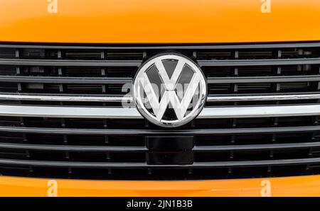 Llandudno nord du pays de Galles royaume-uni 01 août 2022 gros plan de Volkswagen VW badge et détail grill, fourgon orange Banque D'Images