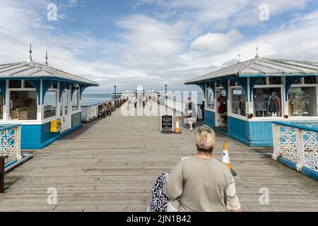 Llandudno nord du pays de Galles royaume-uni 01 août 2022 la jetée, une destination touristique populaire à Llandudno nord du pays de Galles.touristes vus à pied olong le Banque D'Images