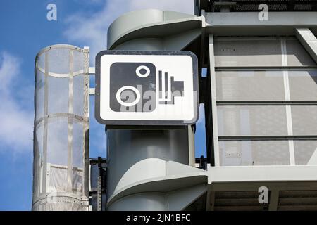 gros plan d'une affiche de radars britanniques sur un statif au plafond, signalisation au plafond Banque D'Images