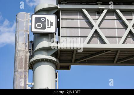 panneau de la caméra de vitesse du statif de l'autoroute britannique Banque D'Images