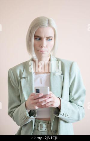 Une jeune femme a lu de mauvaises nouvelles sur son smartphone. Banque D'Images