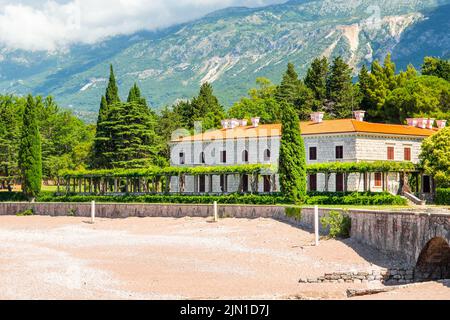 Paysage avec l'ancienne résidence d'été Villa Milocer surplombe la mer Adriatique avec le magnifique parc royal vert Banque D'Images