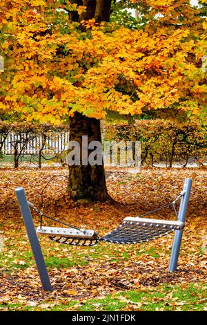 Hamac sous un arbre à Villach, Autriche Banque D'Images