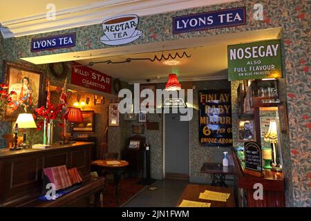 Publicités pour Lyons Tea, nosegay aussi plein de saveur, Wills, intérieur de l'Albion Inn, Volunteer St / Park St, Chester, Cheshire, Angleterre, Royaume-Uni, CH1 1RN Banque D'Images