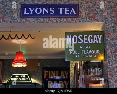 Publicités pour Lyons Tea, nosegay aussi plein de saveur, Wills, intérieur de l'Albion Inn, Volunteer St / Park St, Chester, Cheshire, Angleterre, Royaume-Uni, CH1 1RN Banque D'Images