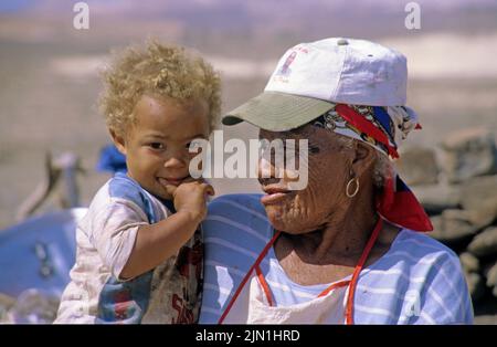 Vieille femme locale avec un jeune enfant, Sal Rei, Boavista, Iles du Cap-Vert, Afrique Banque D'Images