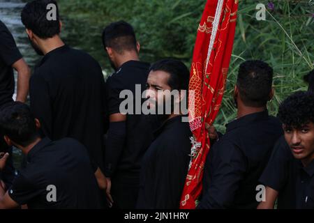 8 août 2022, Srinagar, Jammu-et-Cachemire, Inde : les musulmans chiites participent à un rituel de deuil sur les bateaux, à Srinagar, sur 8 août 2022, pendant le mois musulman de Muharram, en vue d'Ahura, une période de 10 jours commémorant le meurtre du petit-fils du prophète Mahomet Imam Hussein. (Image de crédit : © Adil Abbas/ZUMA Press Wire) Banque D'Images