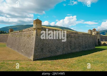 Une vue sur la Citadelle de Jaca, à Jaca, dans la province de Huesca, Aragon, Espagne, avec le pont sur son fossé sec qui mène à l'entrée sur le Banque D'Images