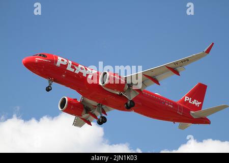 Un gros plan de l'AVION PLAY Airlines Airbus A320 Neo dans le ciel Banque D'Images