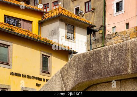 Vue vers les bâtiments du centre de Porto, une ville importante du nord du Portugal. Banque D'Images