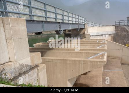 Barrage en béton à travers le barrage des gloriettes, grand réservoir et barrage dans les montagnes des Hautes Pyrénées France, ciel bleu Banque D'Images