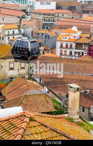 Le système de téléphérique Teleferico de Gaia qui relie Vila Nova de Gaia à Jardim de Morro dans le centre de Porto, une ville du nord du Portugal. Banque D'Images