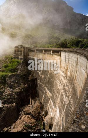 Barrage en béton à travers le barrage des gloriettes, grand réservoir et barrage dans les montagnes des Hautes Pyrénées France, ciel bleu Banque D'Images