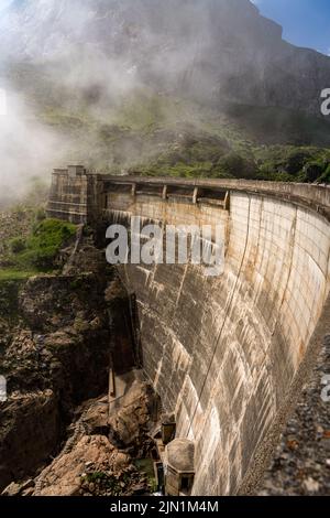 Barrage en béton à travers le barrage des gloriettes, grand réservoir et barrage dans les montagnes des Hautes Pyrénées France, ciel bleu Banque D'Images