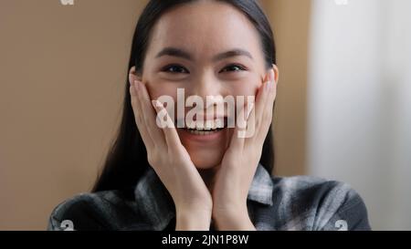 Gros plan surprise femme visage Oh mon dieu wow expression stupéfait excitée asiatique heureux femme regardant la caméra choquée par la victoire triomphe bonne nouvelle Banque D'Images