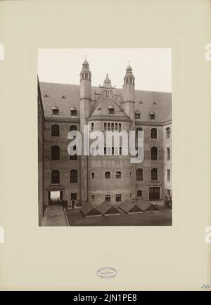 Fürstenau Eduard August Wilhelm (1862-1938), direction des chemins de fer, Halle/Saale (1902): Vue de la Cour. Photo sur carton, 65,3 x 47,3 cm (y compris les bords du scan) Fürstenau Eduard August Wilhelm (1862-1938): Eisenbahndirektion, Halle/Saale Banque D'Images