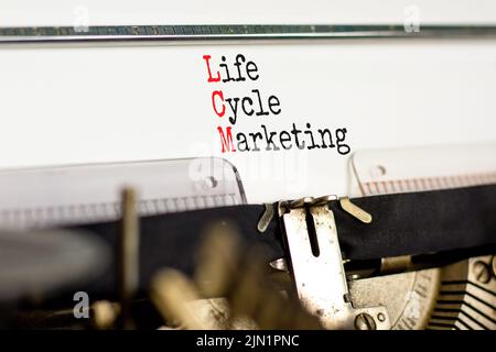Symbole marketing du cycle de vie LCM. Concept mots LCM marketing cycle de vie tapé sur l'ancienne machine à écrire rétro sur un beau fond blanc. Entreprise et Banque D'Images