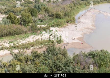 Vue sur les personnes qui font de la randonnée au Rio Grande dans le Canyon de Santa Elena, Texas Banque D'Images