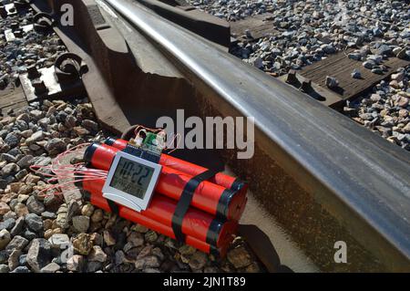 Bombe à retardement à la dynamite, sur les voies ferrées Banque D'Images