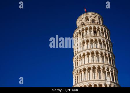 L'emblématique Tour penchée de Pise, l'un des plus célèbres bâtiments anciens du monde (avec ciel bleu et espace de copie) Banque D'Images